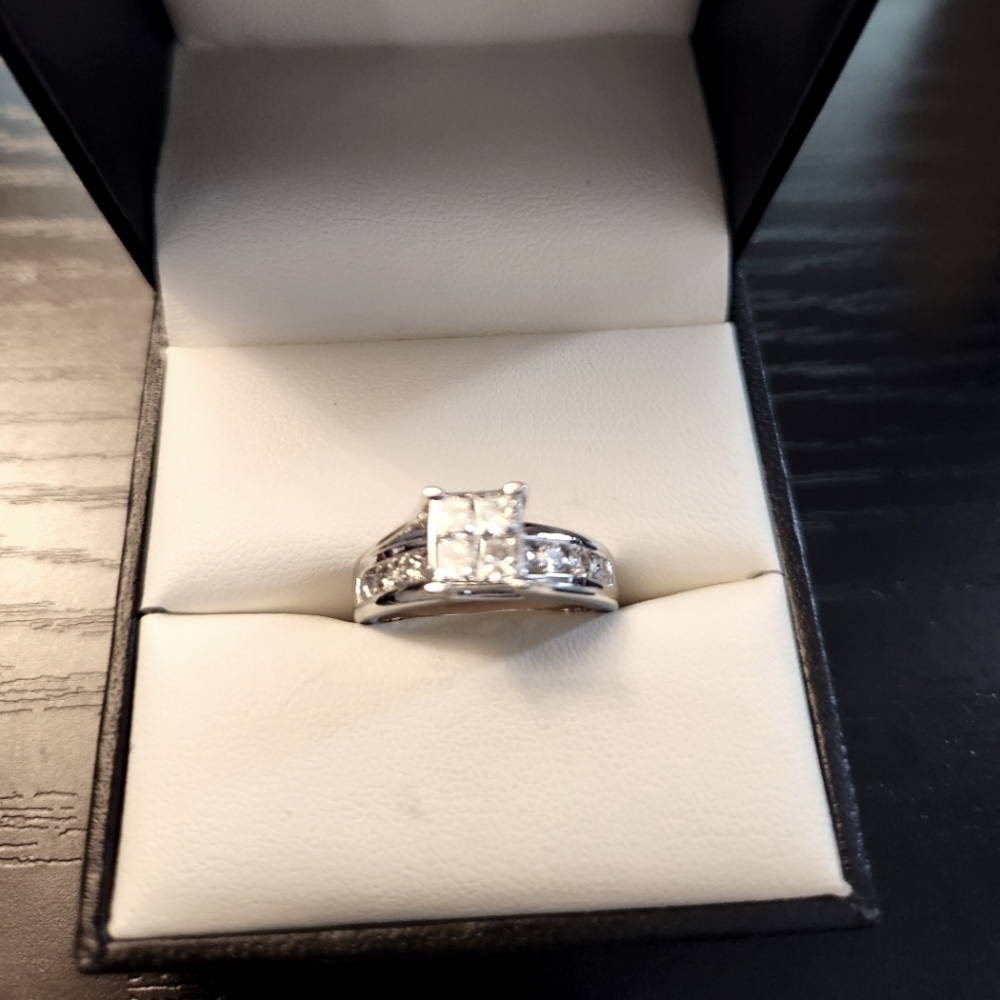 Genuine Diamond 1.5 carat white Gold Ring 14kt